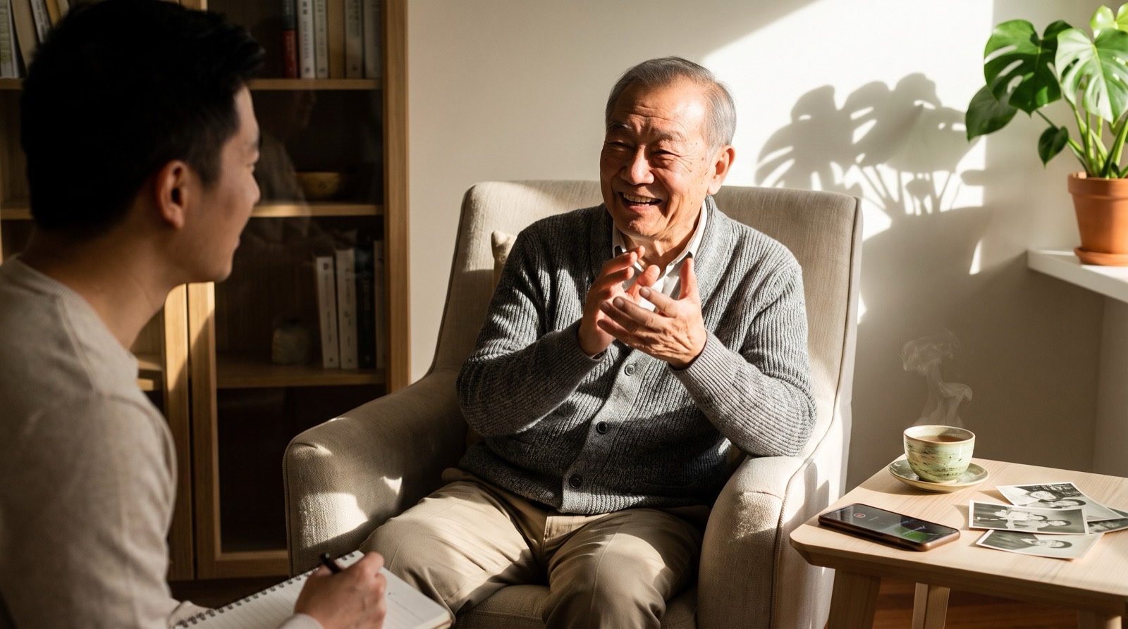 长辈在家里讲过去的事，桌上放着老照片和录音的手机